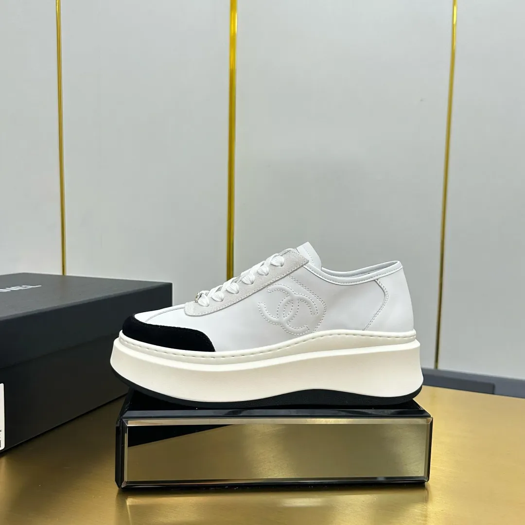👟👟Ex-factory price 600👟👟 Upgraded version, upgraded version, upgraded version! No rebuttal accepted! ! ! ! Chanel Chanel panda shoes! 2025 counter's top casual sports shoes. This classic design; the upper is electro-embroidered with a variety of techniques; the outsole is fashionable and sporty; the unusual inclusion of a variety of color matching elements... The diversified mix and match is very good-looking and versatile, and can be used for leisure, fashion, sports, and outdoor... ꫛꫀꪝ Go➫ Materials: ❶Upper made of: original imported first-layer silk cowhide + original waterproof cloth + original first-layer cowhide ❷Inner lining: Original Yangli+Net ❸Outsole based on: Original TPU combination outsole Counter boutique packaging complete set for women 35–41 👉 👉